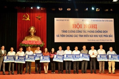 Vinamilk trao tặng 14 tỷ đồng cho học sinh các tỉnh khó khăn