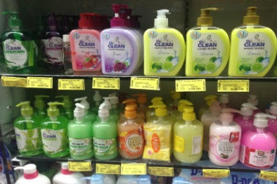 Nước rửa tay chứa Triclosan: Người tiêu dùng biết đâu mà lần?
