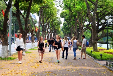 Dự báo thời tiết: Vùng áp thấp gây sóng lớn trên biển, Hà Nội nắng nhẹ