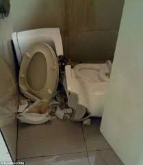 Chuyên gia lý giải những vụ bồn cầu nổ tung gây thương tích 