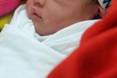 Người mẫu Hồng Quế sinh con gái đầu lòng nhưng vẫn giấu cha đứa bé