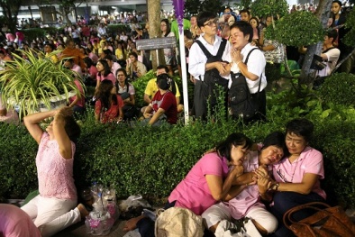 Thái Lan để tang Quốc vương Bhumibol Adulyadej một năm, treo cờ  rủ một tháng