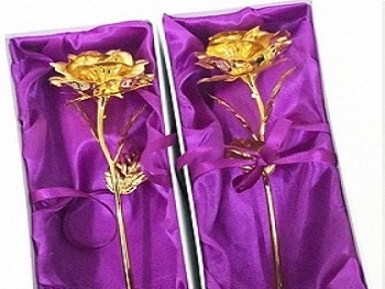 Hoa hồng mạ vàng giá 80.000 đồng hút khách trước thềm 20/10