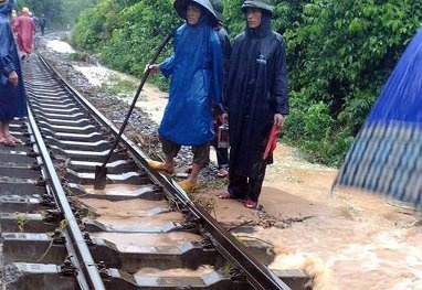 Lũ lụt miền Trung: Tối mai đường sắt Bắc-Nam mới thông tuyến