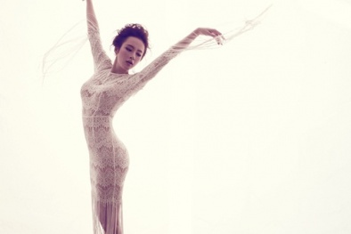 Angela Phương Trinh quyến rũ với váy ren mỏng manh mùa thu 