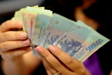 Thu nhập thấp nhưng người Việt lại phải ‘còng lưng’ gánh thuế, phí xăng dầu cao