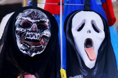 Đồ chơi Halloween độc, dị không nhãn mác tràn ngập phố cổ Hà Nội