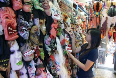 Nguy hại tiềm ẩn từ đồ chơi Trung Quốc trước mùa lễ Halloween