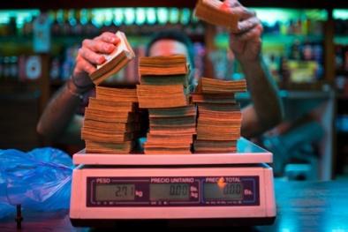 Người dân Venezuela phải mang vác hàng bao tải tiền để mua hàng hóa 