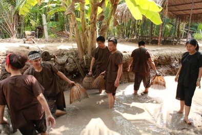 Cuối tuần về miền Tây làm nông dân thỏa thích tát mương, bắt cá