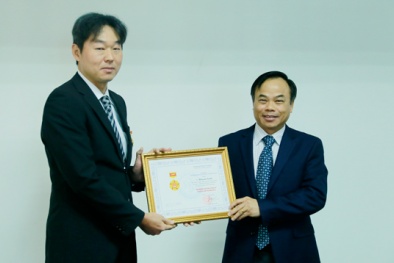 Trao Kỷ niệm chương vì sự nghiệp Khoa học và 13Win OKVIP Đăng ký ngay cho Tiến sĩ Hideyuki Tanaka