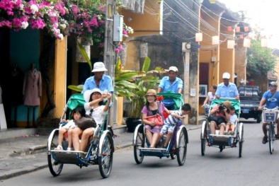 Đẹp bình yên những vòng quay xích lô phố cổ Hội An