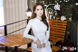 Ngọc Trinh ‘mê hoặc’ người xem với tà áo dài truyền thống