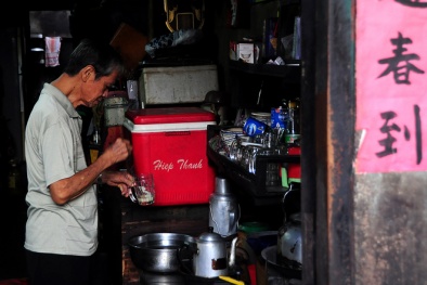 Quán cà phê vợt hơn nửa thế kỷ giữa Sài Gòn hiện đại