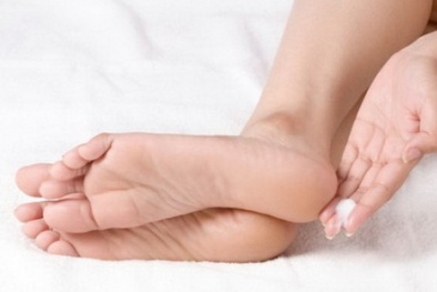 Những cách tự nhiên giúp trị nứt gót chân đơn giản tại nhà