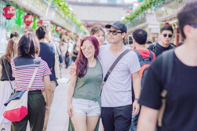 MC Phan Anh ôm vợ tình tứ giữa phố 