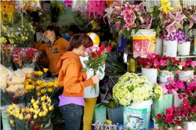 Thị trường ngày 20/11: Hoa tươi giá gấp đôi, khách chờ ‘dài cổ’ mới có