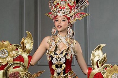 Khả Trang giành giải 'Trang phục dân tộc đẹp nhất' tại Hoa hậu Siêu quốc gia 2016