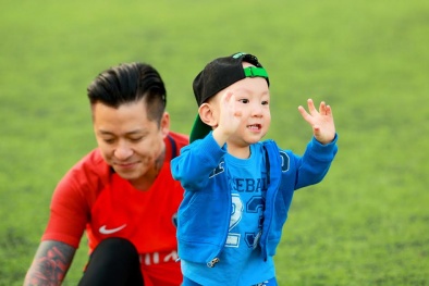 Con trai Tuấn Hưng vô cùng hiếu động khi ra sân bóng cổ vũ bố 