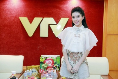 Huyền My hào hứng cổ vũ Nam Em hát trên sân khấu