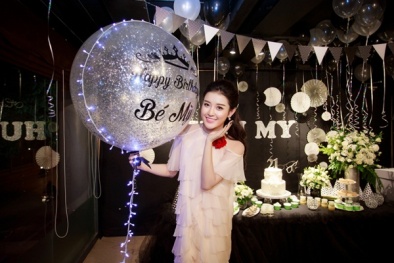 Á hậu Huyền My vẫn tất bật đi làm trong ngày sinh nhật