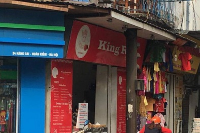 Khách quốc tế mua 2 ổ bánh mỳ ở phố cổ Hà Nội với giá 450.000 đồng