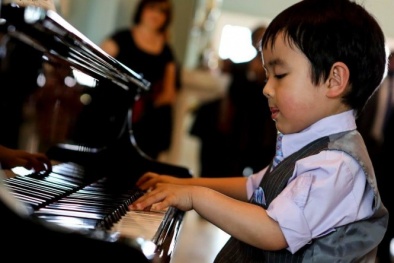 Bố mẹ 'Thần đồng piano' 5 tuổi gốc Việt chia sẻ bí mật dạy con 