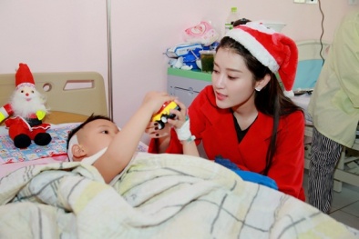 Không chạy show, Huyền My hoá ‘Bà già Noel’ đi từ thiện