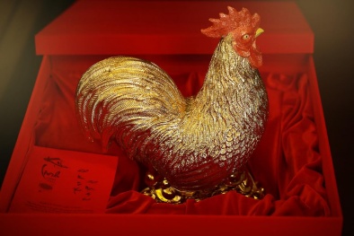Tượng gà dát vàng giá 35 triệu đồng/con chờ đại gia chơi Tết Đinh Dậu 2017