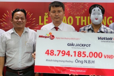 Người may mắn đầu tiên năm 2017 đến nhận giải Jackpot gần 49 tỷ đồng