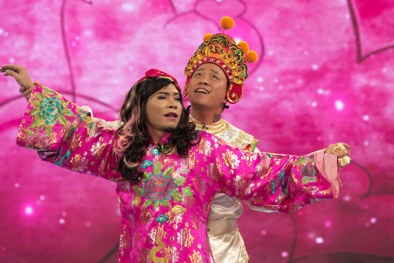Táo quân: Bắc Đẩu Công Lý quyến rũ Tuấn Hưng hát 'Nắm lấy tay anh'