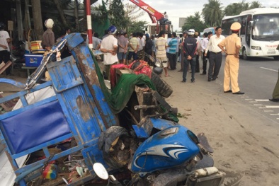 Xe container lao vào nhà dân, 2 người tử vong