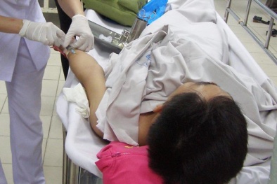 Ngộ độc ngày tết: Cách sơ cứu đơn giản nhất cần biết