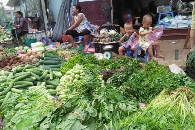 Giáp Tết Nguyên đán, giá rau củ quả chợ lẻ giảm
