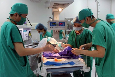Quảng Ninh: Cứu sống bé sơ sinh lộ cả ruột non, đại tràng ra ngoài thành bụng