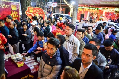 Ngày vía Thần Tài,  khách xếp hàng 'đông nghịt' mua vàng