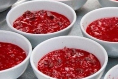 Ăn tiết canh lợn, một phụ nữ nhập viện vì nguy kịch