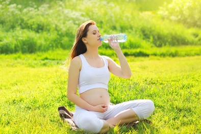 Quá nguy hiểm nếu bà bầu uống nước từ chai nhựa 