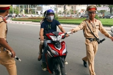 Đi vào đường cong, không bật đèn xi nhan có vi phạm giao thông?