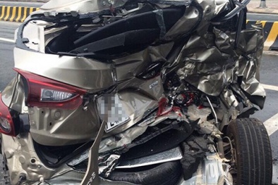 Tai nạn giao thông ngày 20/2: Đuôi xe Mazda bị vò nát, một phụ nữ tử vong