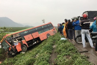 'Khiếp vía' nhìn xe khách gần 30 người lao thẳng xuống ruộng