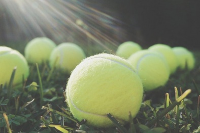 Vì sao nên mang theo quả bóng tennis khi đi máy bay?