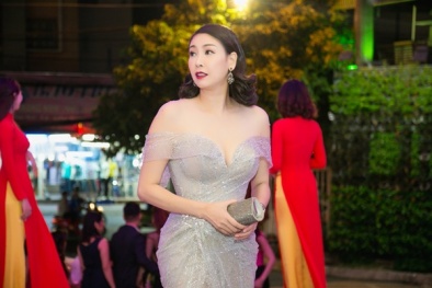 Hà Kiều Anh đẹp tựa nữ thần với váy dạ hội xuyên thấu