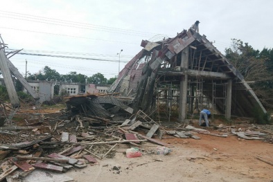 Sập giàn giáo công trình xây cổng trường, 6 người bị vùi lấp