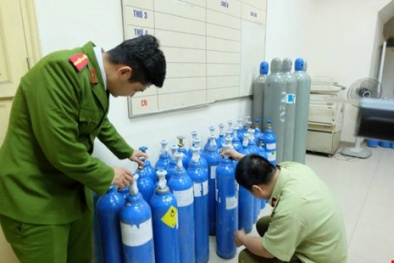 Tạm giữ 40 bình 'khí cười' N2O trên phố cổ Hà Nội