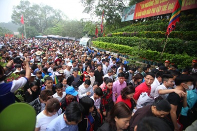Những hình ảnh phản cảm trong lễ hội đền Hùng 2017