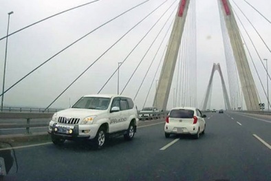 'Giữa ban ngày' xe biển xanh của Bộ Y tế đi ngược chiều trên cầu Nhật Tân