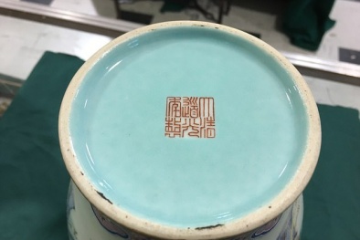 Cặp bình hoa vỡ bị chủ nhà giấu đi vì ‘quá xấu’ bất ngờ bán được gần 5 tỷ đồng