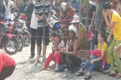 Tai nạn giao thông ngày 20/4: Chồng con khóc ngất bên thi thể người phụ nữ bị xe ben cán