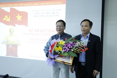 Trao tặng Huân chương Lao động hạng Ba cho Vụ trưởng Vũ Văn Hồng